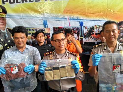 Polres Tulungagung merilis pengungkapan prostitusi yang dilakukan mucikari Mami Eko. / Foto : Anang Basso / Tulungagung TIMES