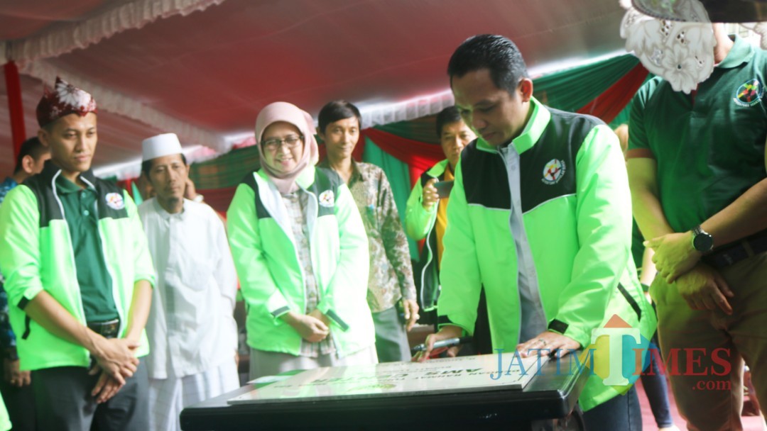 Bupati Lumajang H. Thoriqul Haq saat menandatangani prasasti simbolis pembukaan AMS Center. (Foto: Pawitra/JatimTIMES)
