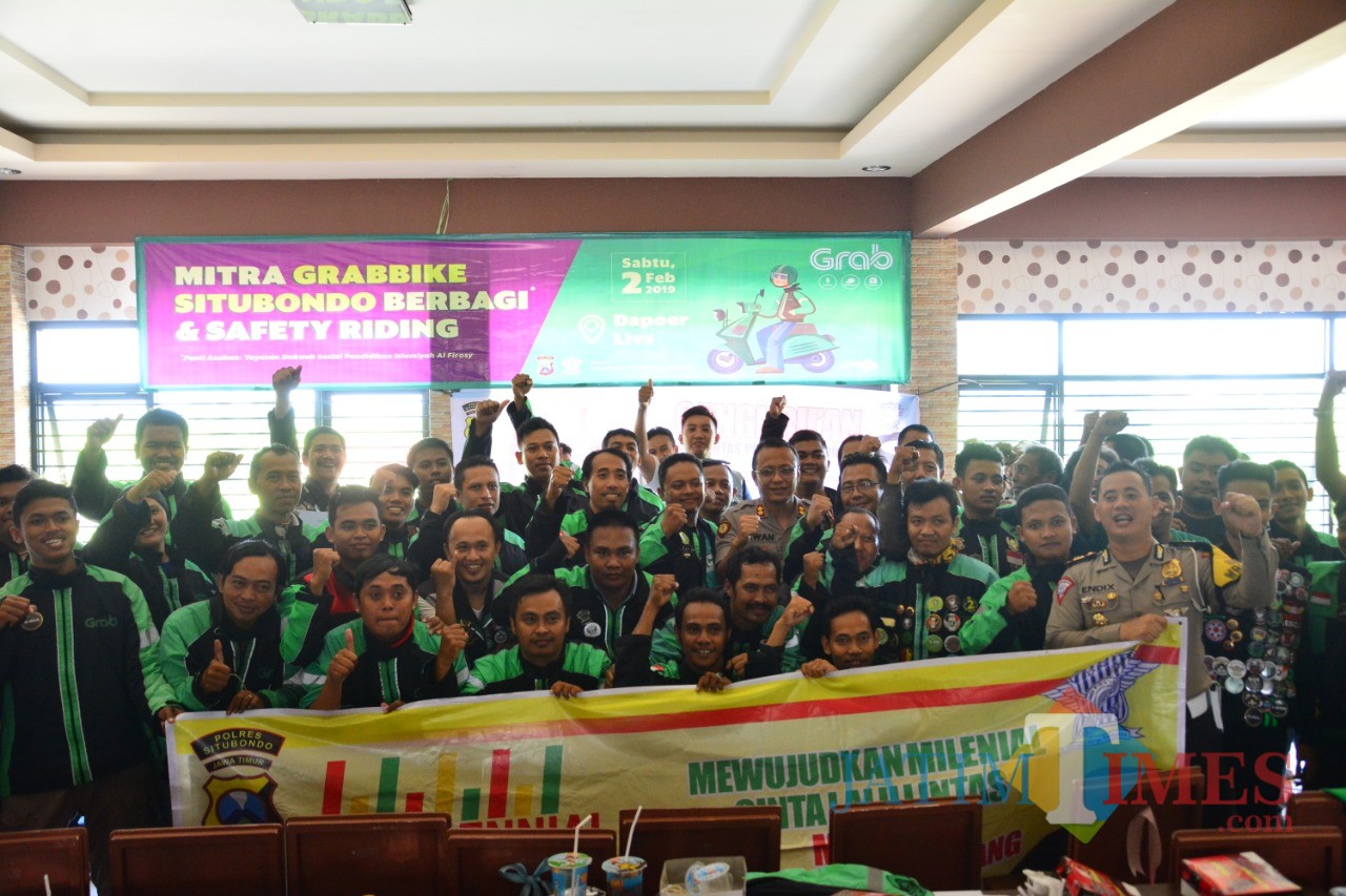 Komunitas Grab foto bareng Kapolres (Foto Heru Hartanto/Situbondo TIMES