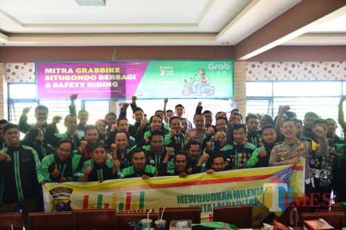 Komunitas Grab foto bareng Kapolres (Foto Heru Hartanto/Situbondo TIMES