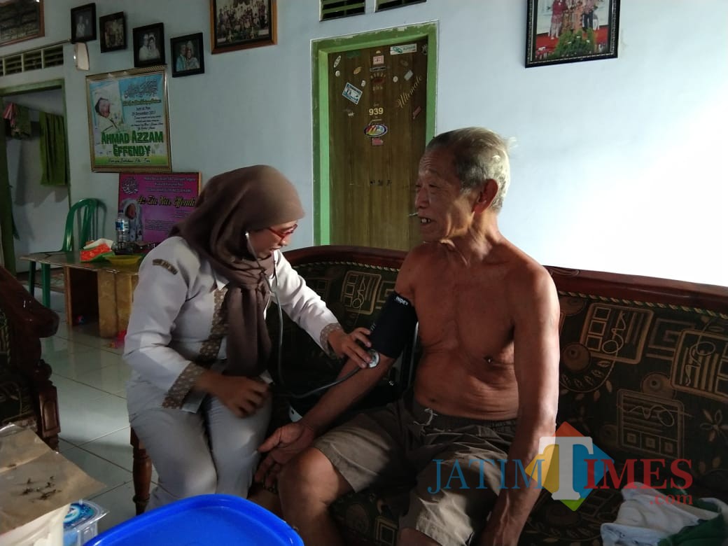 Petugas PKRS melakuan visit home ke pasien yang sudah diperbolehkan pulang dari rumah sakit / Foto : Istimewa / Tulungagung TIMES