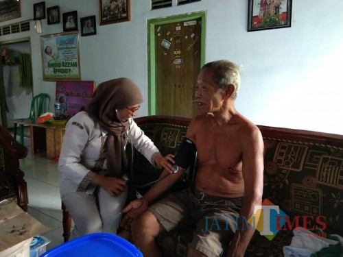 Petugas PKRS melakuan visit home ke pasien yang sudah diperbolehkan pulang dari rumah sakit / Foto : Istimewa / Tulungagung TIMES