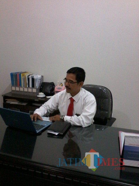 Pimpinan Bank UMKM Cabang Bondowoso, Suwarno, SE. saat ditemui di ruang kerjanya, Sabtu (2/2/2019) (Foto : Ismaili Al Farisi/BondowosoTIMES)
