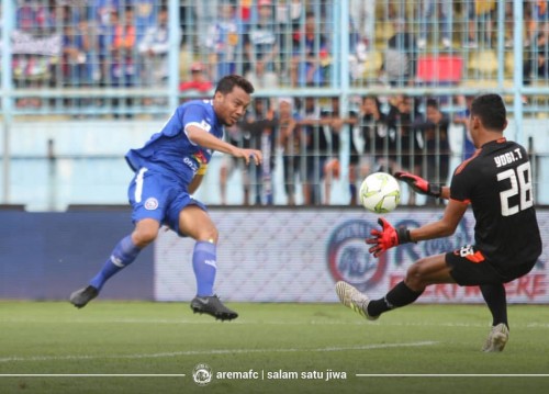 Proses terjadinya gol dari Kapten tim Arema FC Hamka Hamzah ke gawang Persita Tangerang (official Arema FC)