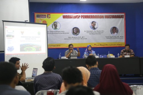 Sekretaris Badan Kesatuan Bangsa dan Politik (Bakesbangpol) Kota Malang Heru Mulyono, S.IP. M.T., (memegang microphone) (Foto: Mirza/Humas)