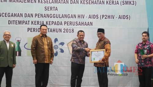 Wakil Wali Kota Malang, Sofyan Ediyang Jarwoko saat mewakili Wali Kota Malang Sutiaji menerima penghargaan Pembina K3 (Humas Pemkot Malang for MalangTIMES).