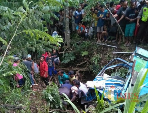Warga dan Petugas Evakuasi Korban Laka Di Buret / Foto : Istimewa / Tulungagung TIMES