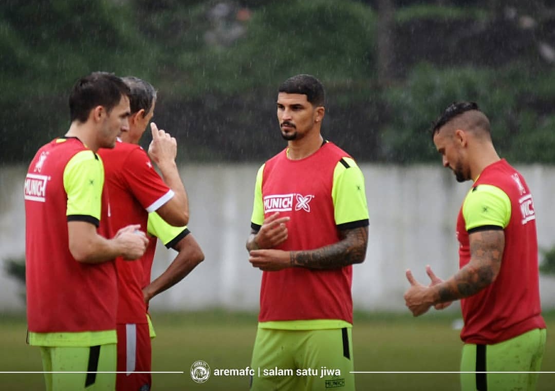 Arthur Cunha (tengah) saat menjalani latihan bersama Arema FC (official Arema FC)