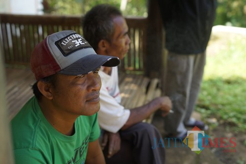 Warga Desaku Menanti duduk di sebuah gazebo. (Foto : Agung Wardoyo untuk JatimTIMES)