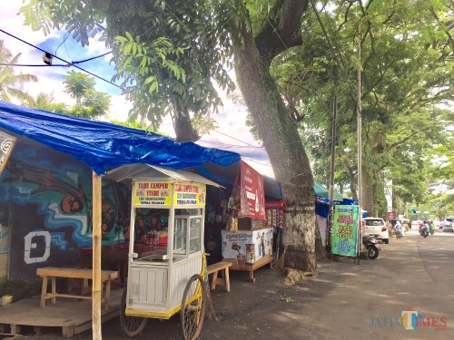 Para PKL yang berjualan di jalan Ir Soekarno, Desa Beji, Kecamatan Junrejo. (Foto: Irsya Richa/MalangTIMES)