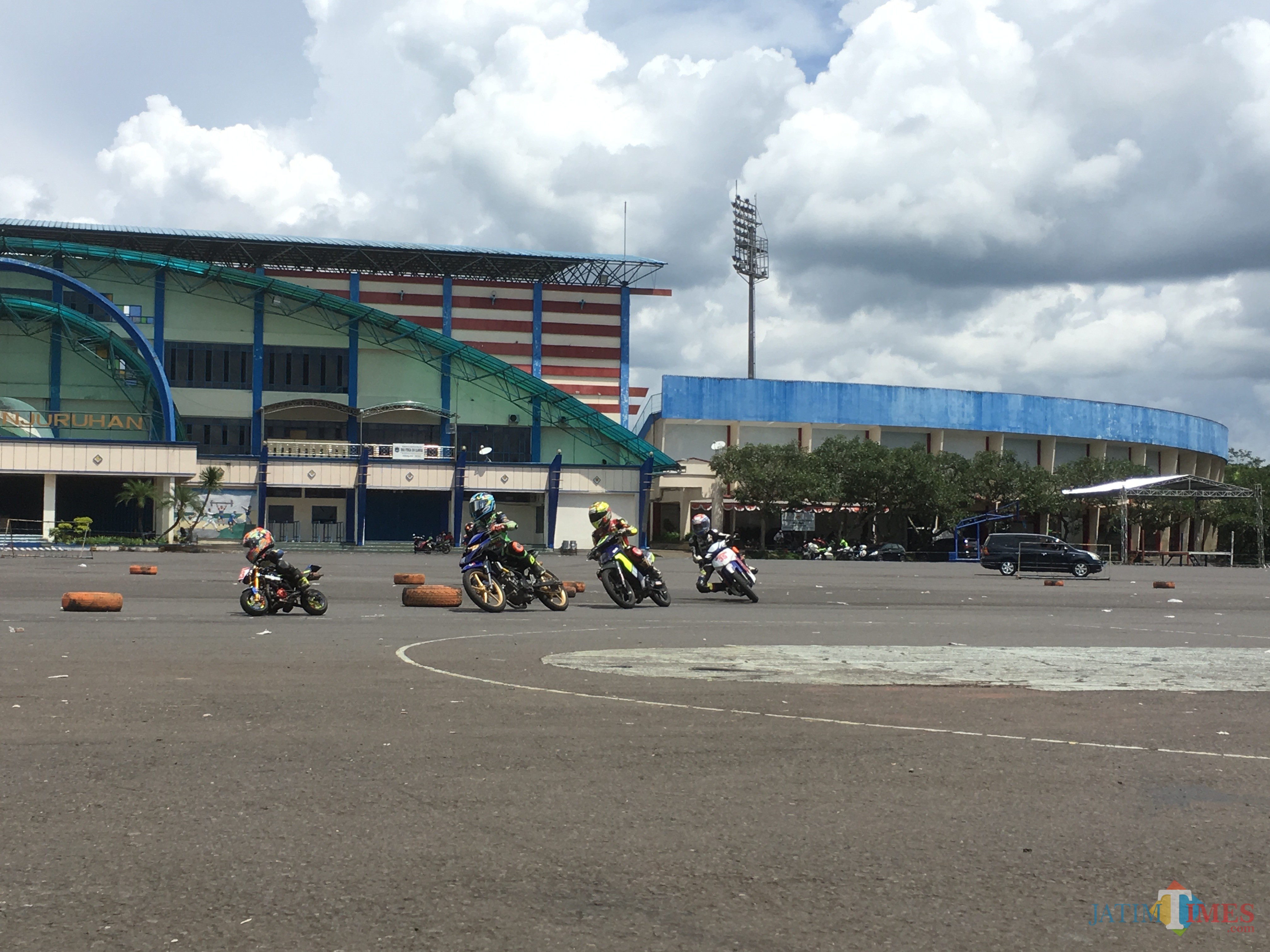 Puluhan bikers saat menjajal sirkuit balap di halaman Stadion Kanjuruhan, Kabupaten Malang (Foto : Ashaq Lupito / MalangTIMES)