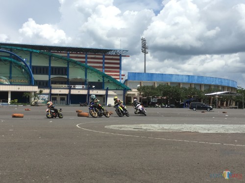 Puluhan bikers saat menjajal sirkuit balap di halaman Stadion Kanjuruhan, Kabupaten Malang (Foto : Ashaq Lupito / MalangTIMES)