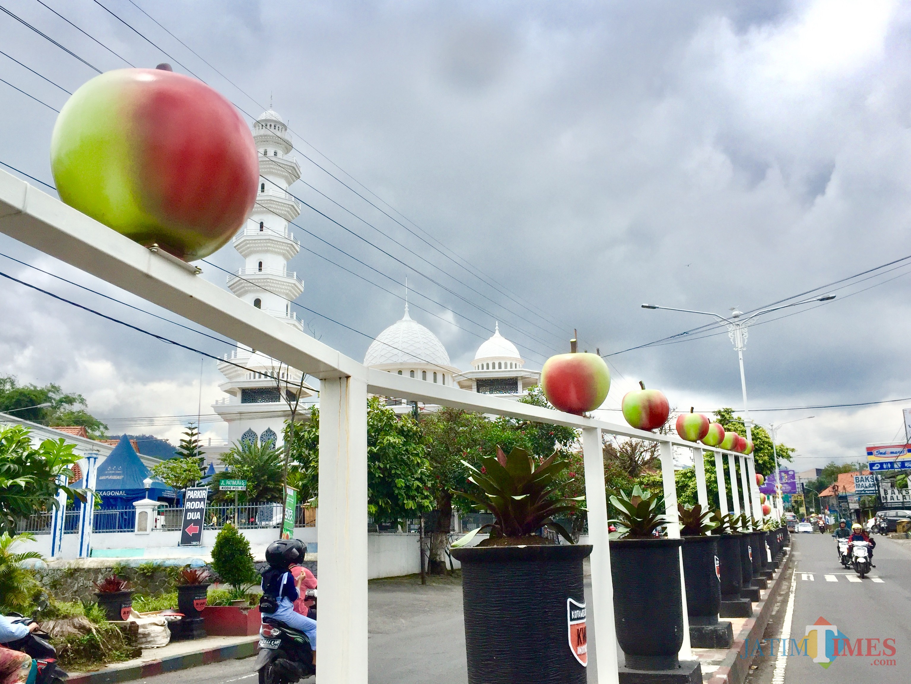 Taman pedestrian dengan ikonik apel di jalan Patimura, Kelurahan Temas, Kecamatan Batu. (Foto: Irsya Richa/MalangTIMES)