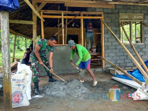 Babinsa Kademangan gotong royong bangun rumah warga miskin.(Foto : Team BlitarTIMES)
