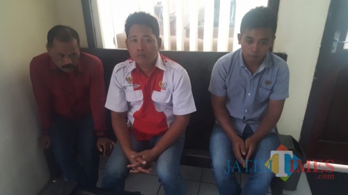 Ketiga pelaku yang mengaku wartawan untuk melakukan pemerasan terhadap seorang guru, Kabupaten Malang (Foto : Istimewa)