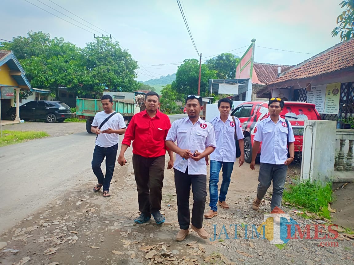 Ketua Pospera Bondowoso Misbahul Munir mengajak anggotanya berkeliling mengecek sanitasi di daerah Kec. Wringin, Minggu (3/2/2019) (Foto : Misbahul Munir/BondowosoTIMES)