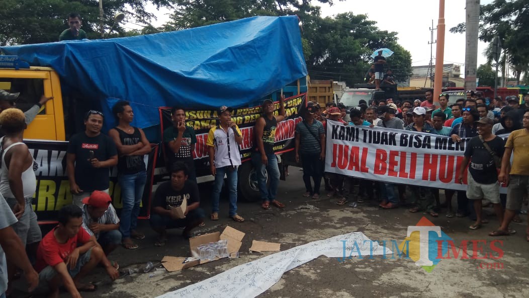 Para sopir dump truk melakukan orasi di Jl. A. Yani Banyuwangi tepat di depan Kantor Pemkab Banyuwangi