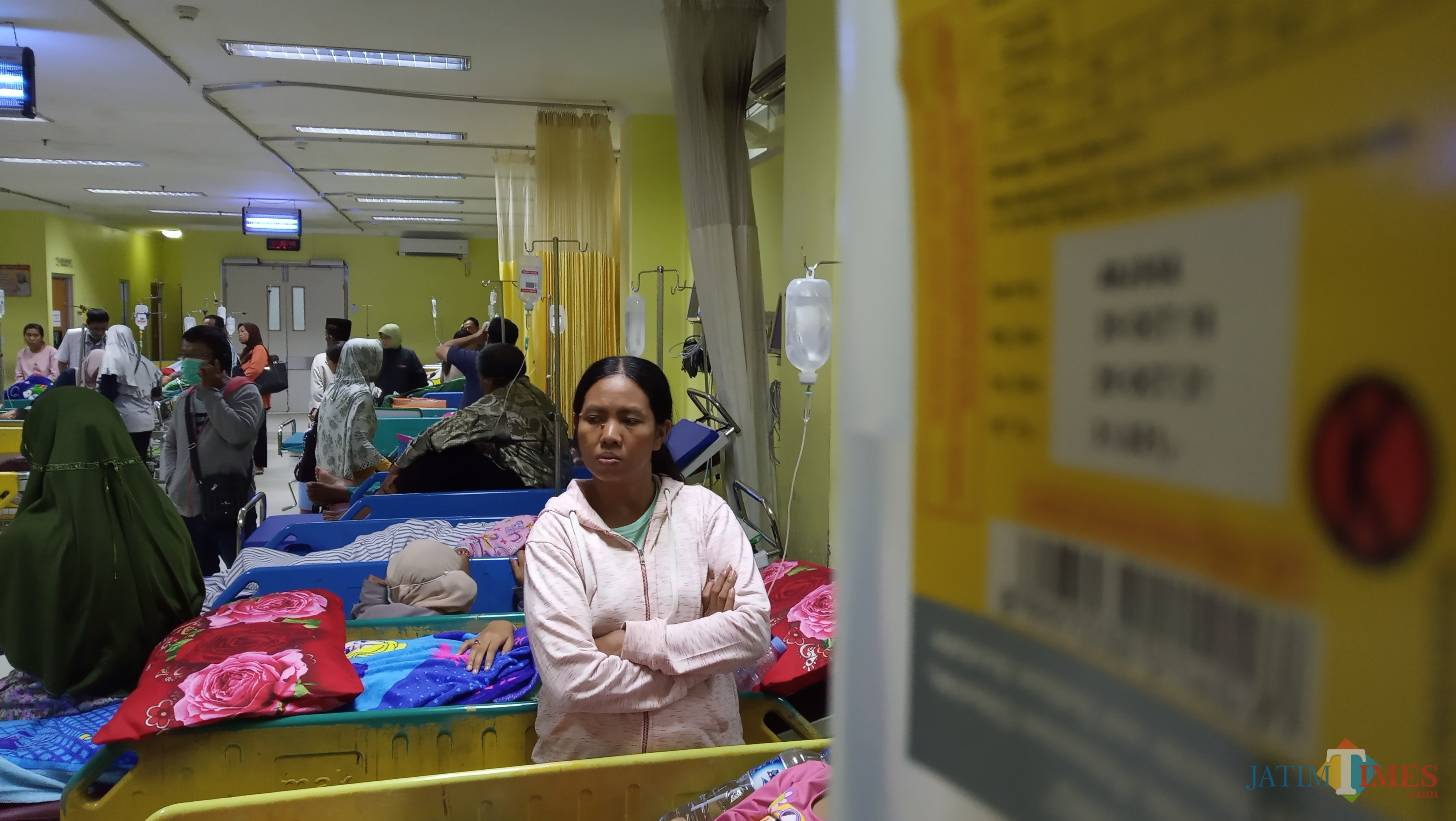 Pasien di IGD RSUD dr. Iskak yang berdempetan (foto: Joko Pramono/JatimTIMES)