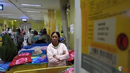 Pasien di IGD RSUD dr. Iskak yang berdempetan (foto: Joko Pramono/JatimTIMES)