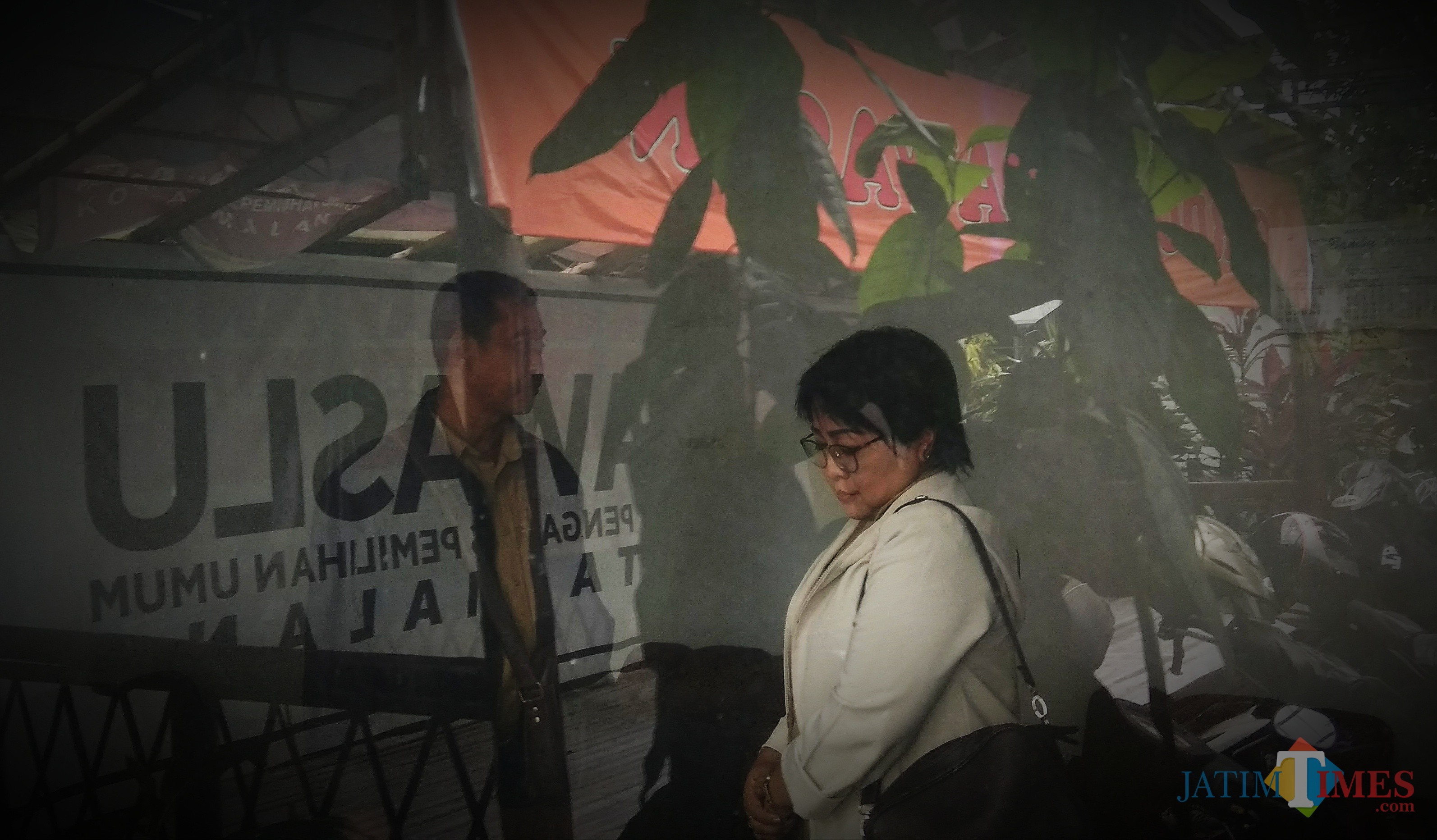 ASN Kota Malang atas nama Endang Sri Sundari saat hadir di kantor Bawaslu Kota Malang memenuhi undangan klarifikasi dugaan pelanggaran netralitas ASN. (Foto: Nurlayla Ratri/MalangTIMES)