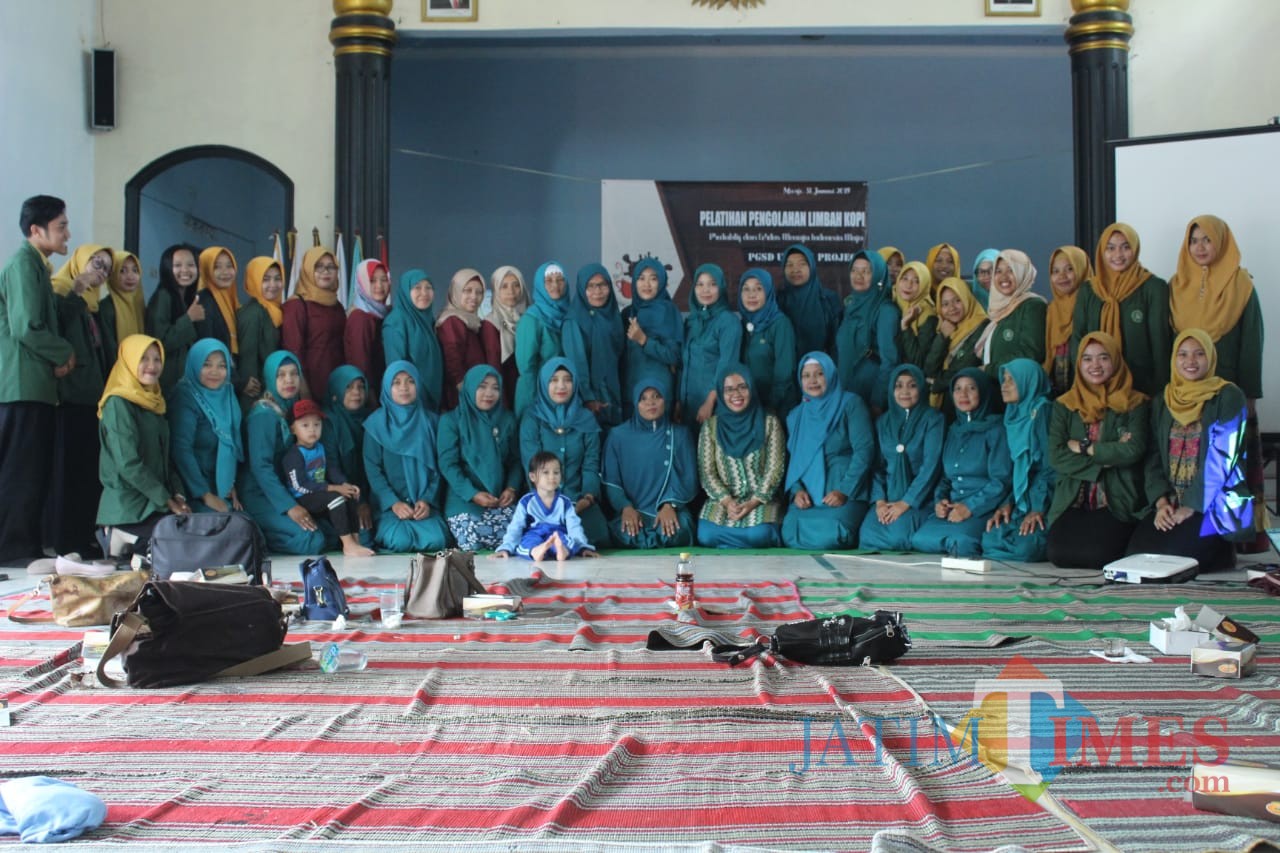 Mahasiswa FKIP Unisba Blitar bersama peserta pelatihan limbah kopi di Desa Mronjo.(Foto : Team BlitarTIMES)
