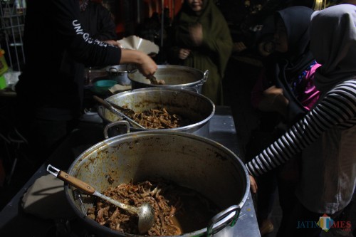 Ceker dan sayap pedas warung Sego Ceker Pedas Glintung di Jl Letjend S. Parman.