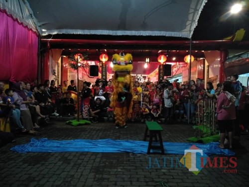 Pertunjukan barongsai di Klenteng Poo An Kiong.(Foto : Team BlitarTIMES)