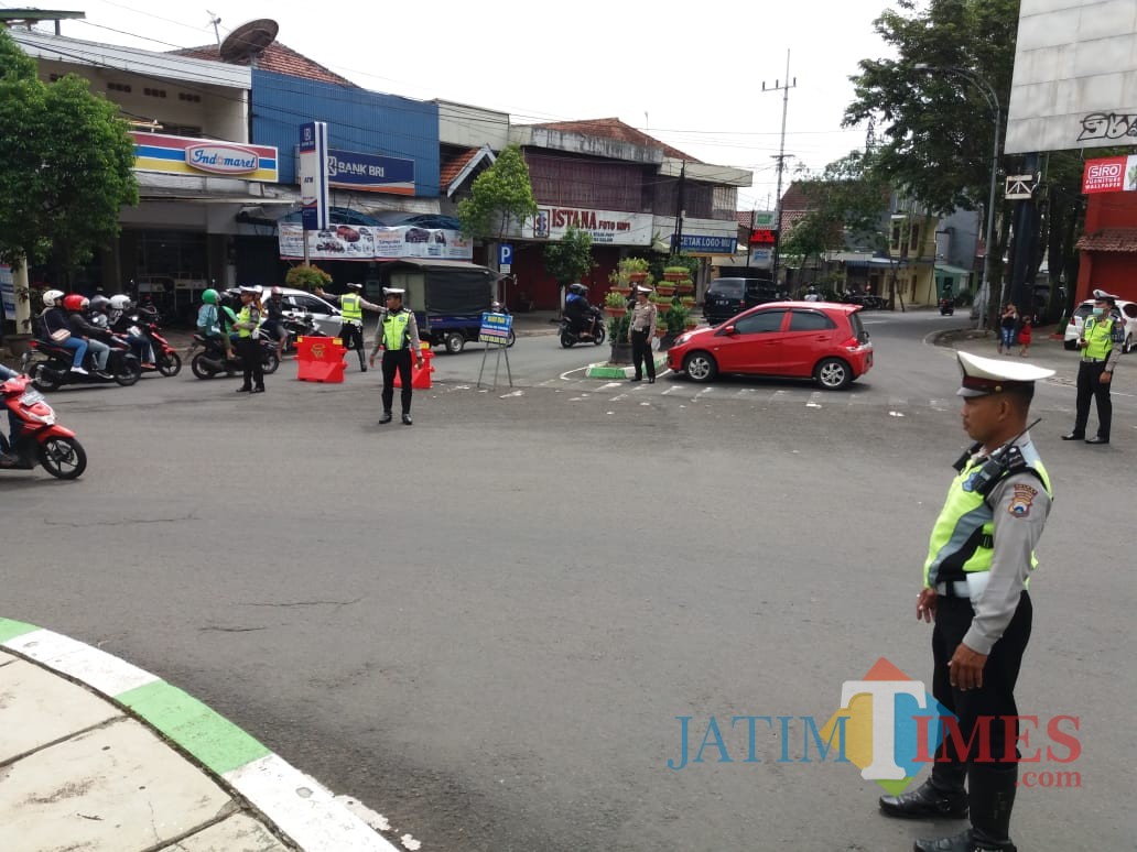 Petugas saat melakukan razia dikawasan bundaran unmer pariwisata (Anggara Sudiongko/MalangTIMES)