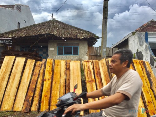 Kayu-kayu untuk kerajinan yang dijemur di depan rumah di Kecamatan Junrejo. (Foto: Irsya Richa/MalangTIMES)