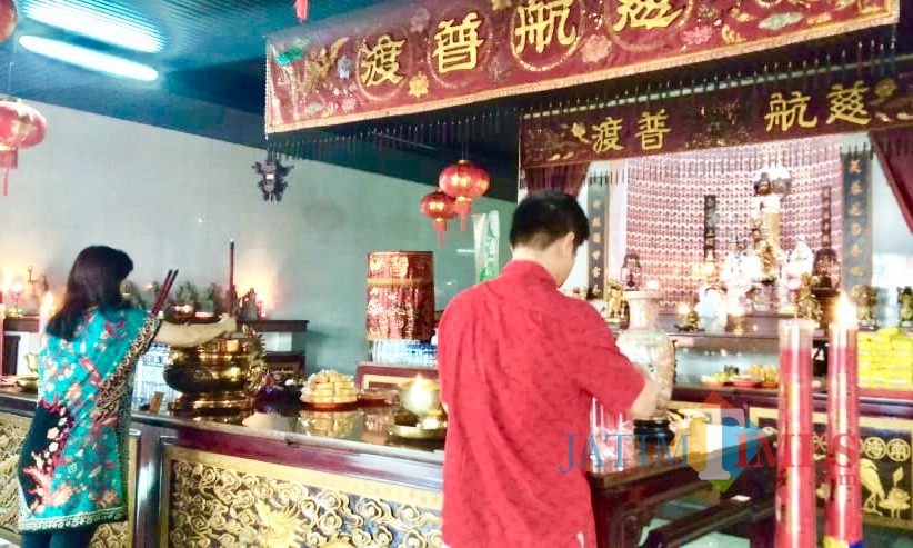 Umat Tionghoa saat sembahyang di Klenteng Kwan Im Tong, Selasa (5/2/2019). (Foto: Irsya Richa/MalangTIMES)
