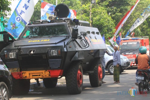 Kendaraan lapis baja Brimob Polda Jatim disiapkan di acara sertijab. (Agus Salam/Jatim TIMES)