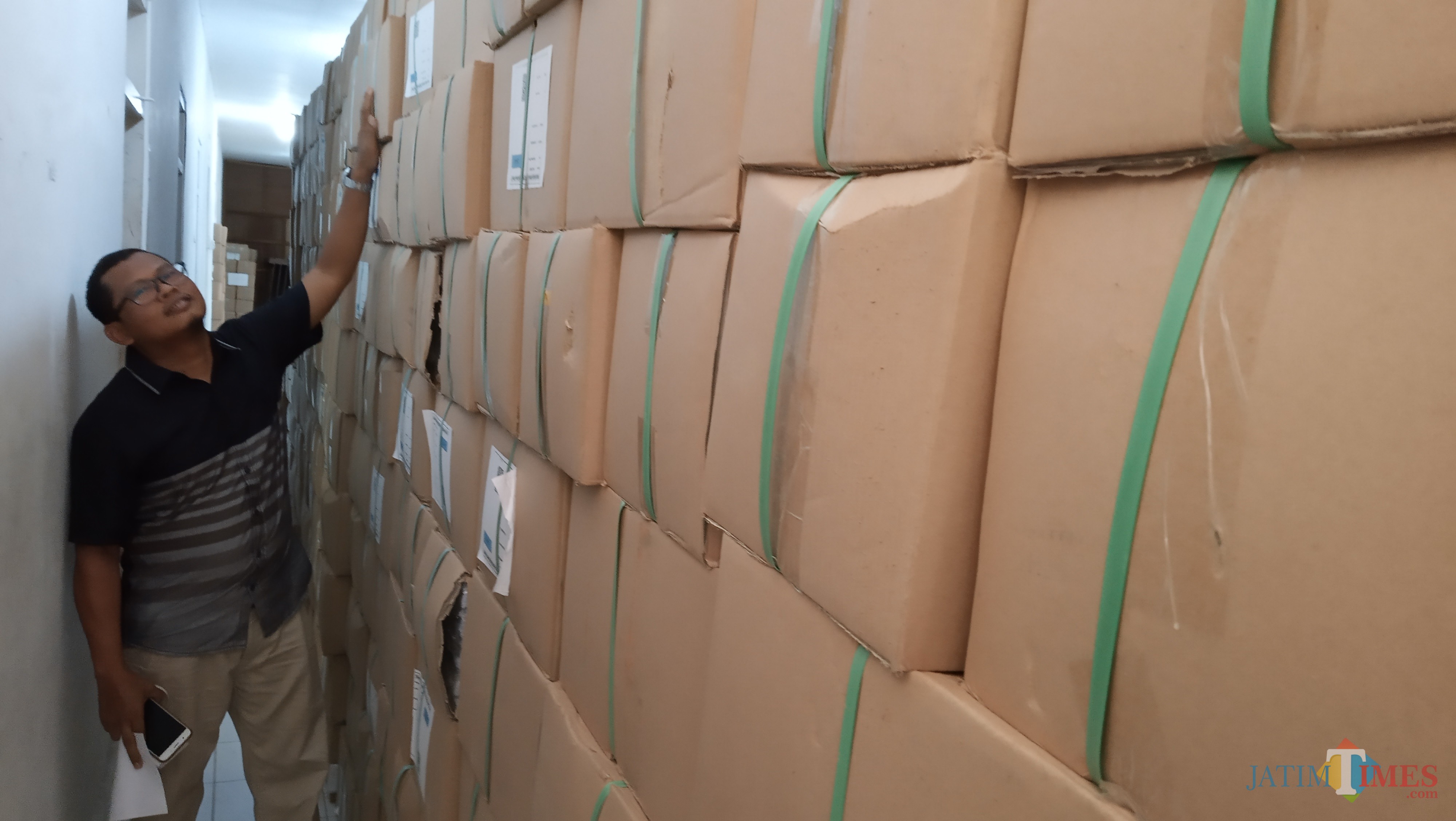 Ketua KPU Tulungagung, Suprihno saat mengecek surat suara di gudang KPU (foto: Joko Pramono/Jatim Times)