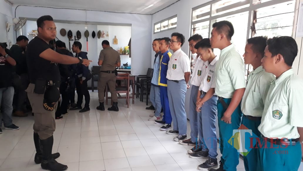 Anggota Satpol PP Jombang saat memberikan pembinaan terhadap sejumlah pelajar yang terjaring razia. (Foto : Adi Rosul / JombangTIMES)