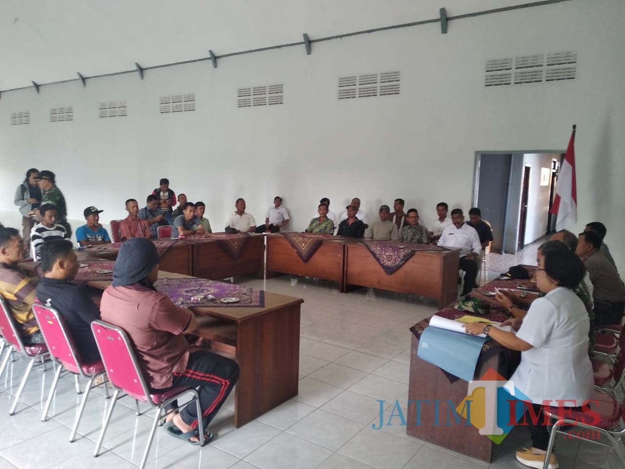 Belasan warga datangi kantor Kecamatan Pakel sampaikan aspirasi (Foto : Anang Basso/Tulungagung TIMES)