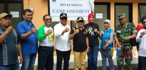 Drs. Sutiaji dan Ir. Sofyan Edi Jarwoko setelah meresmikan Camp Assesment di dekat Desaku Menanti (Foto : Istimewa)