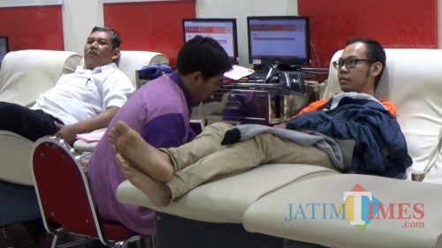 Petugas tengah melakukan proses donor di kantor UTD PMI Kota Malang. (Foto: Nurlayla Ratri/MalangTIMES)