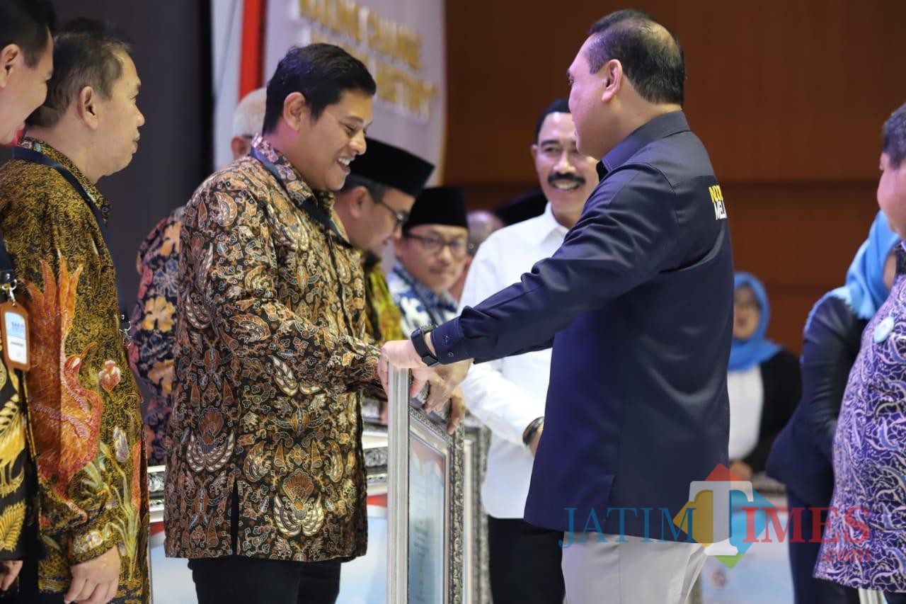 Walikota Kediri Abdullah Abu Bakar menerima penghargaan dari menteri PANRB. (Eko Arif s /JatimTimes)