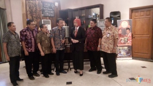 Bupati Jember dr Hj Faida MMR saat foto bersama petinggi PTPN XII di Aula Tamyaloka Pendapa Jember. (foto : Moh. Ali Makrus / Jatim TIMES)
