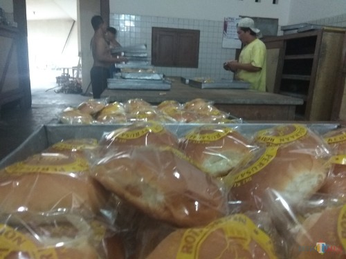 Para karyawan pabrik roti orion sedang memproduksi roti. (eko Arif s /JatimTIMES)