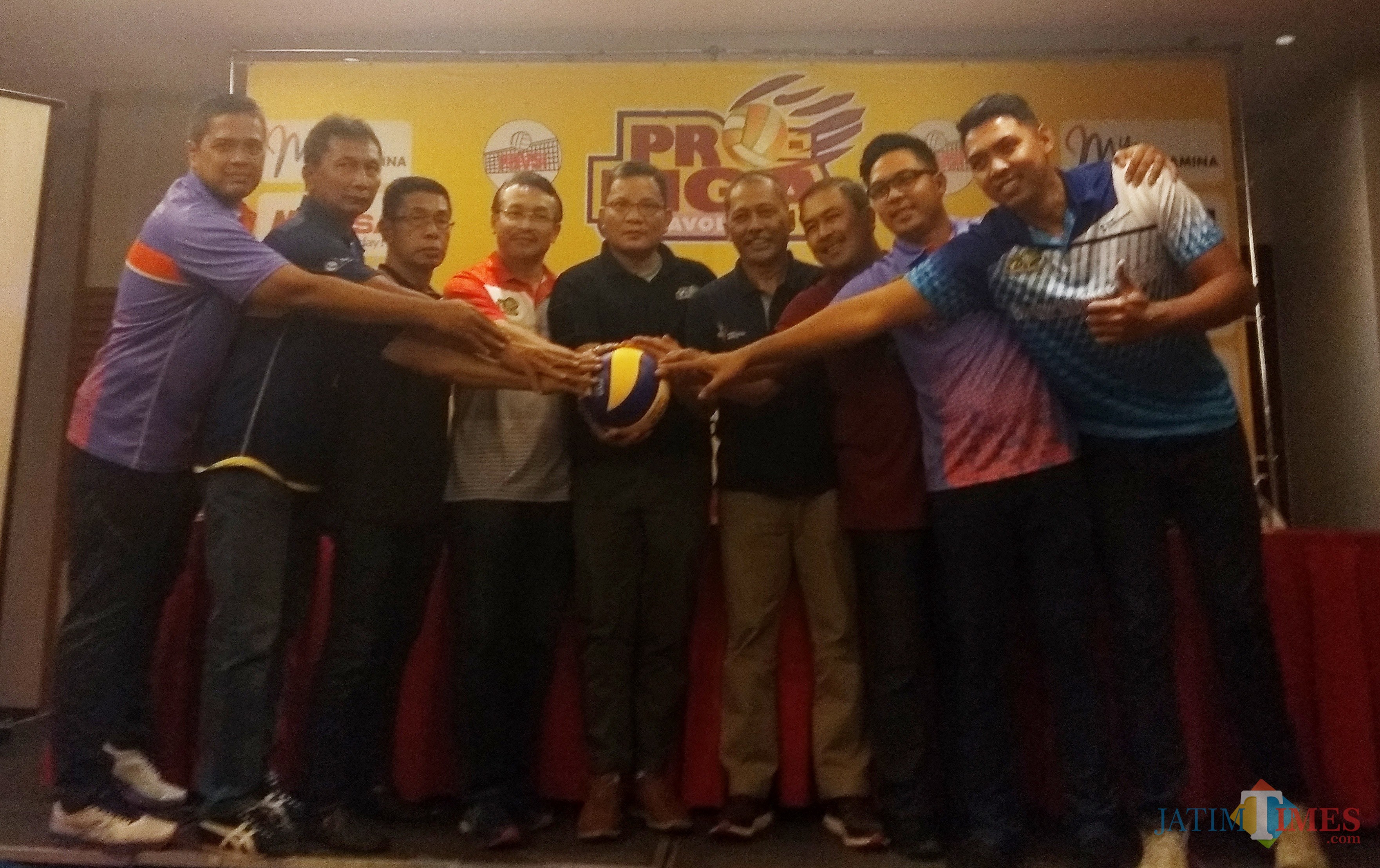 Para manajer klub bola voli saat mengadakan konferensi pers. (eko Arif s /JatimTimes)