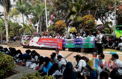 Demo GTT di Kabupaten Malang saat menyalurkan aspirasinya di gedung DPRD (foto: Nana/ MalangTIMES)