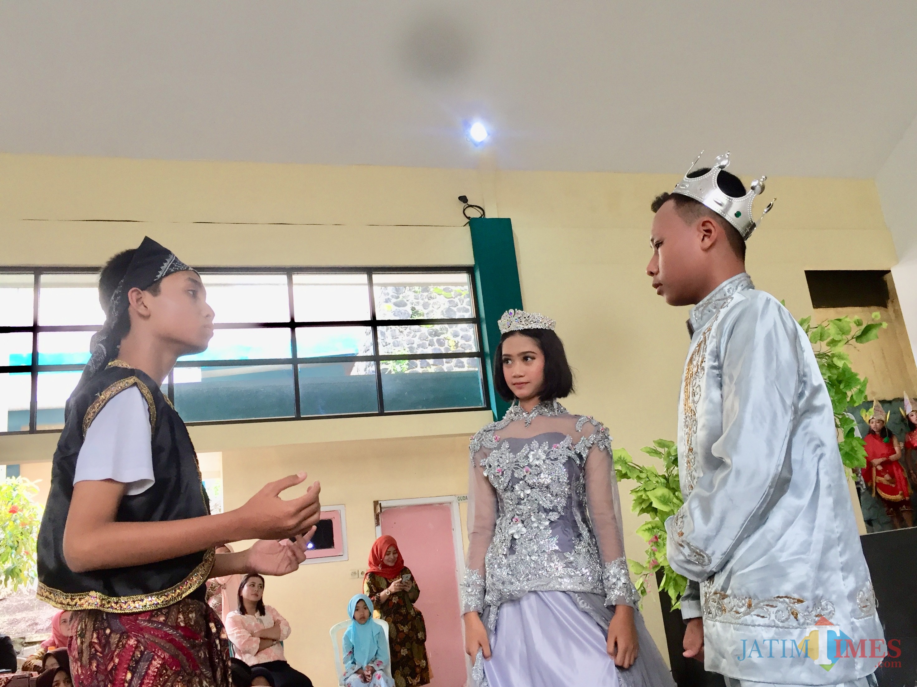 Penampilan siswa kelas VIII A dengan topik fiksi kerajaan di aula SMPN 1 Batu, Kamis (7/2/2018). (Foto: Irsya Richa/MalangTIMES)