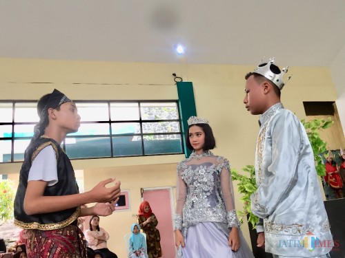 Penampilan siswa kelas VIII A dengan topik fiksi kerajaan di aula SMPN 1 Batu, Kamis (7/2/2018). (Foto: Irsya Richa/MalangTIMES)