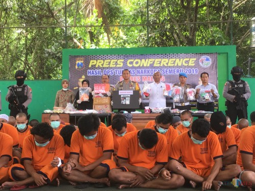 Puluhan tersangka yang diamankan dalam giat Operasi Tumpas Narkoba Semeru 2019 di Kabupaten Malang. (Foto : Ashaq Lupito / MalangTIMES)