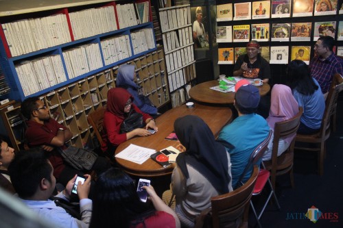 Hengky Herwanto menjelaskan sejarah musik Indonesia kepada mahasiswa Pascasarjana Manajemen Media Universitas Brawijaya Malang, Rabu (7/2/2019). (Luqmanul Hakim/Malang Times