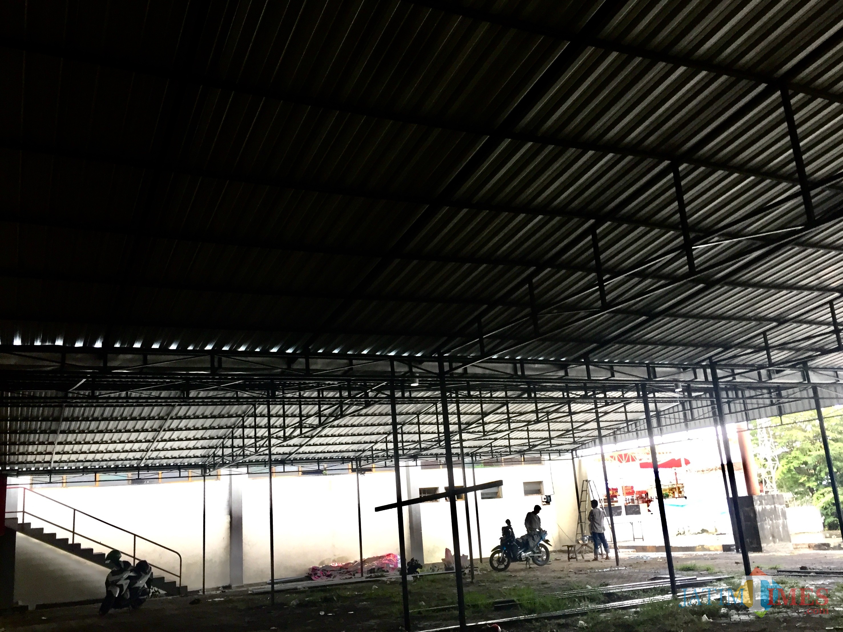 Area bakal Pasar Panggung yang masih dalam pengerjaan di Selatan Gor Ganesha, Alun-Alun Kota Batu. (Foto: Irsya Richa/MalangTIMES)
