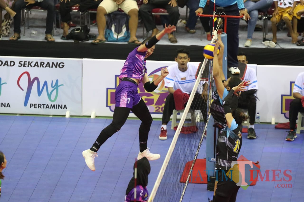 Duel tim putri Popsivo dan bank bjb. (eko Arif s /JatimTimes)