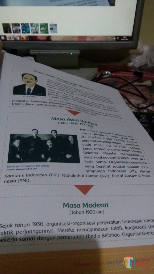 Halaman 45 pada buku tema 7 yang kontroversial. (foto : Moh. Ali Makrus / Jatim TIMES)