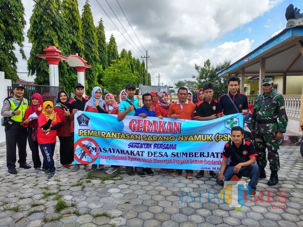 Kekompakan warga Desa Sumberjati berantas sarang nyamuk (Foto : Team BlitarTIMES)