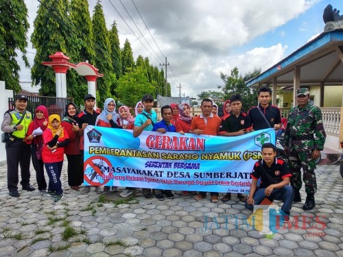 Kekompakan warga Desa Sumberjati berantas sarang nyamuk (Foto : Team BlitarTIMES)